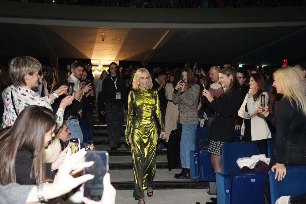 Jelena Rozga u žutoj mokroj haljini brend Keta Gutmane na sedmom koncertu u Centru "Sava"