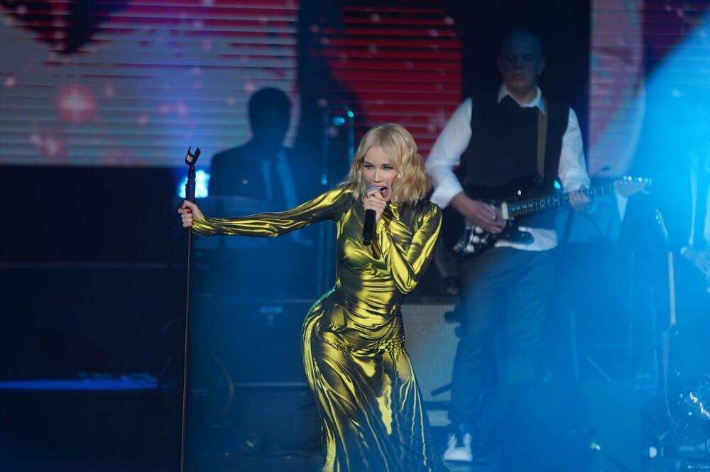 Jelena Rozga u žutoj mokroj haljini brend Keta Gutmane na sedmom koncertu u Centru "Sava"