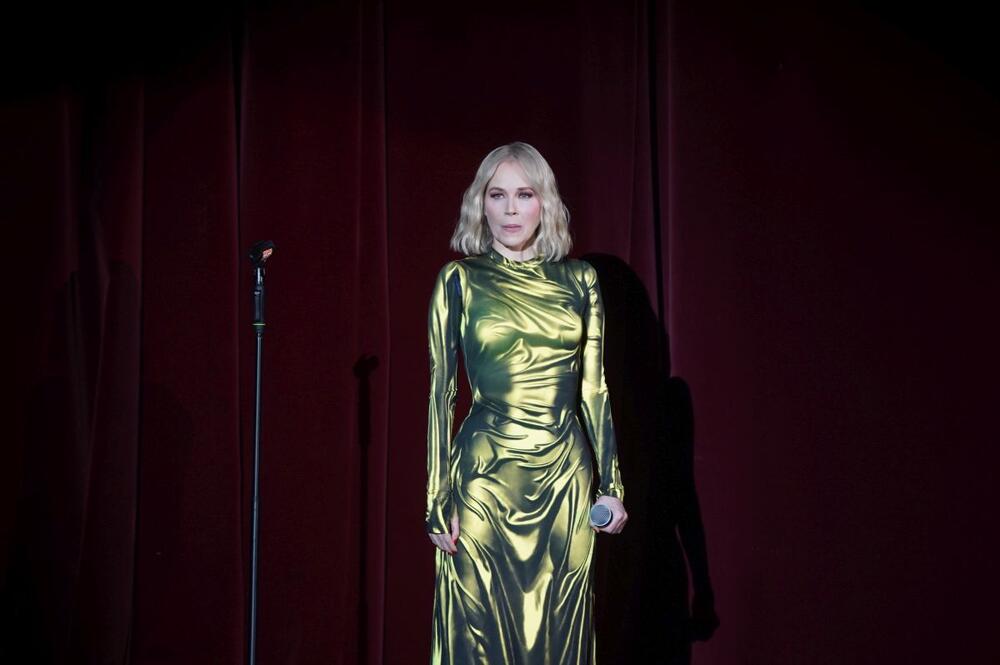 Jelena Rozga u žutoj mokroj haljini brend Keta Gutmane na sedmom koncertu u Centru "Sava"