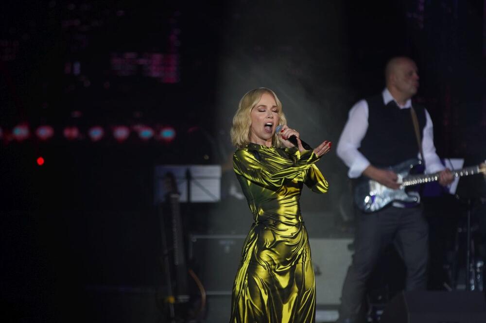 Jelena Rozga u žutoj mokroj haljini brend Keta Gutmane na sedmom koncertu u Centru "Sava"