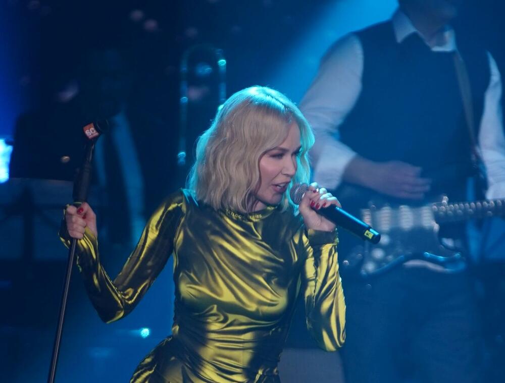Jelena Rozga u žutoj mokroj haljini brend Keta Gutmane na sedmom koncertu u Centru "Sava"