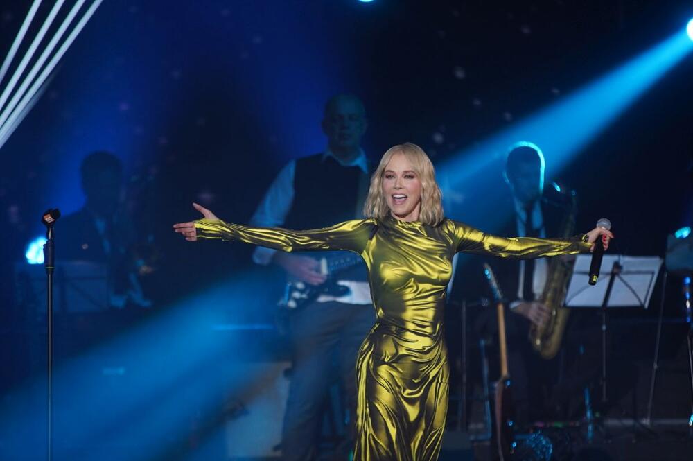 Jelena Rozga u žutoj mokroj haljini brend Keta Gutmane na sedmom koncertu u Centru "Sava"