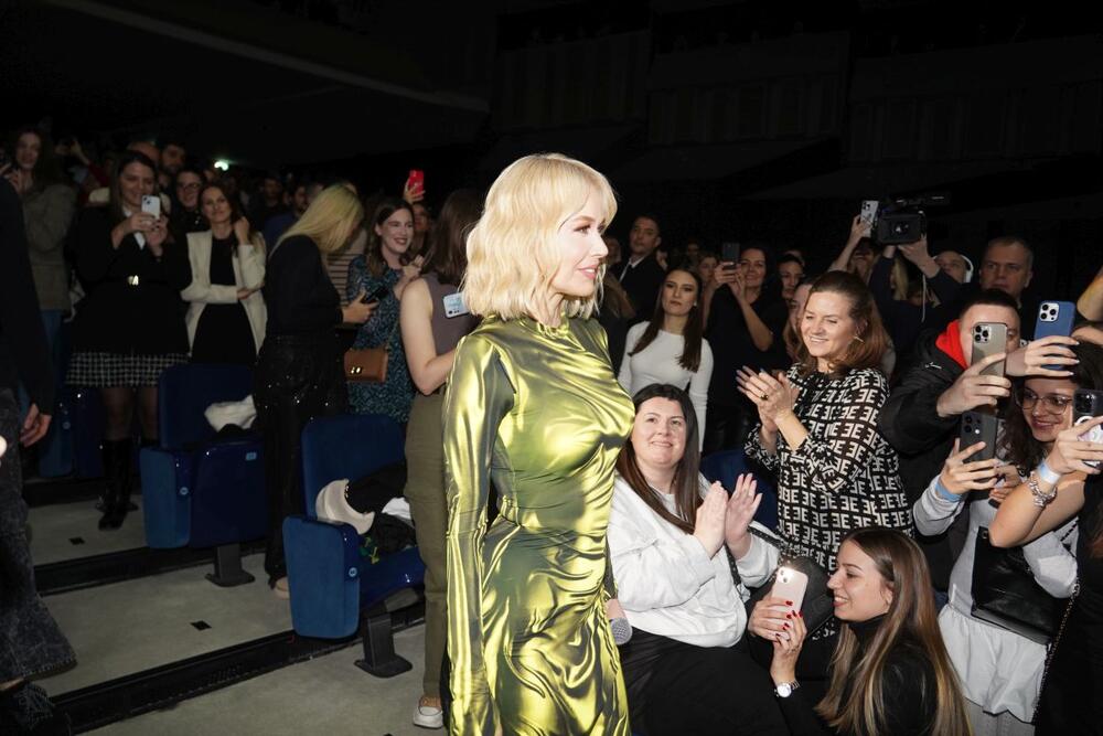 Jelena Rozga u žutoj mokroj haljini brend Keta Gutmane na sedmom koncertu u Centru "Sava"