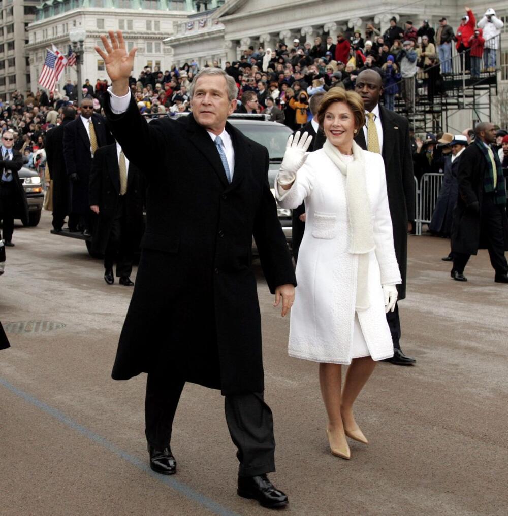 Lora Buš je na inauguraciji njenog muža Džordža Buša 2005. odabrala beli komplet modne kuće Oscar de la Renta
