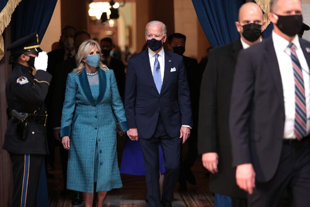 Inaugruacija Džozefa Džoa Bajdena 2021. održana je u specifičnim uslovima zbog pandemije kovida, a njegova prva dama Džil Bajden je svoju plavu masku kombinovala s plavom kaput-haljinom od tvida i pliša