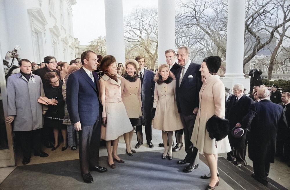 Pet Nikson, žena Ričarda Niksona, nosila je na inauguraciji 1969. kaput-haljinu A-kroja, do kolena, a to je bio izbor i njenih ćerki Džuli i Triše i bivše prve dame ledi Berd Džonson, supruge Lindona Džonsona