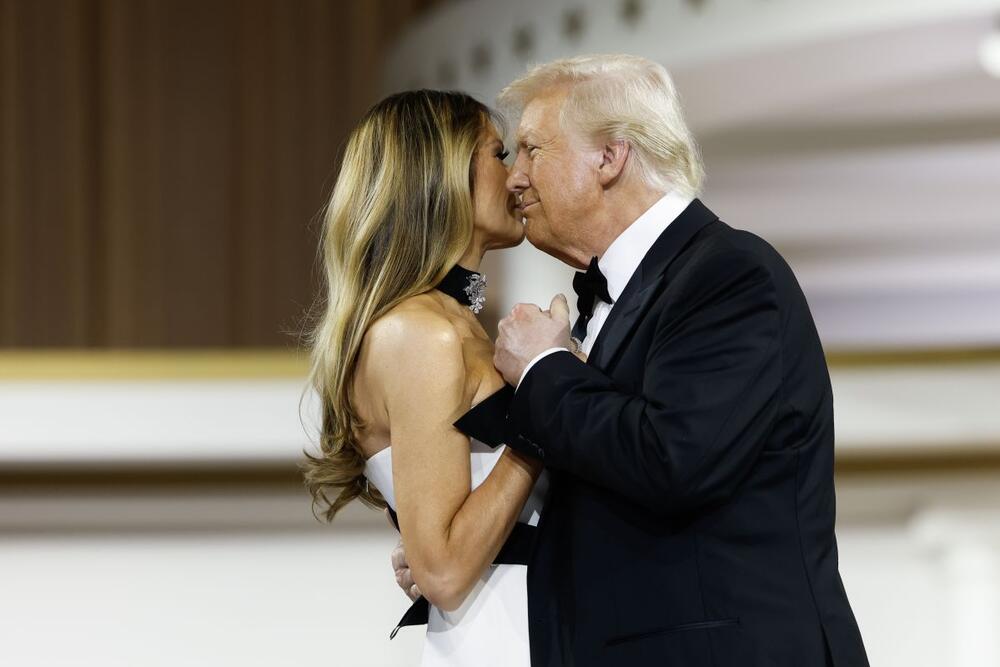 Melanija i Donald Tramp obišli su više zvaničnih inauguracionih balova u VAšingtonu posle inauguracije u Kapitolu.