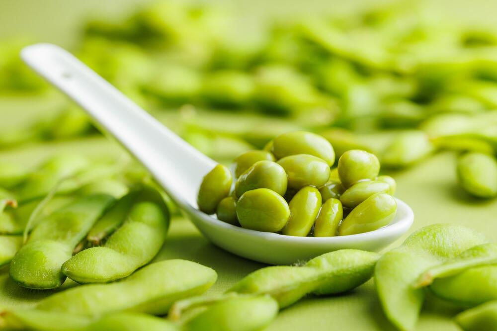Edamame zrna imaju obilje vitamina, minerala i antioksidanala, koji im pružaju brojne zdravstvene prednosti.