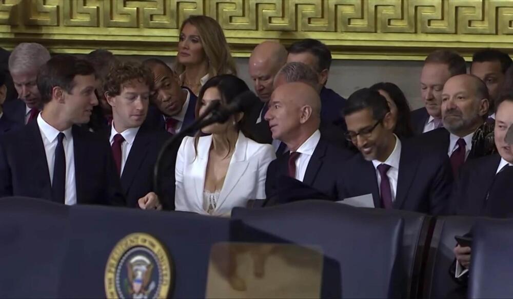 Mark Zakerberg sedeo je pored Loren Sančez, verenice Džefa Bezosa, na inauguraciji Donalda Trampa