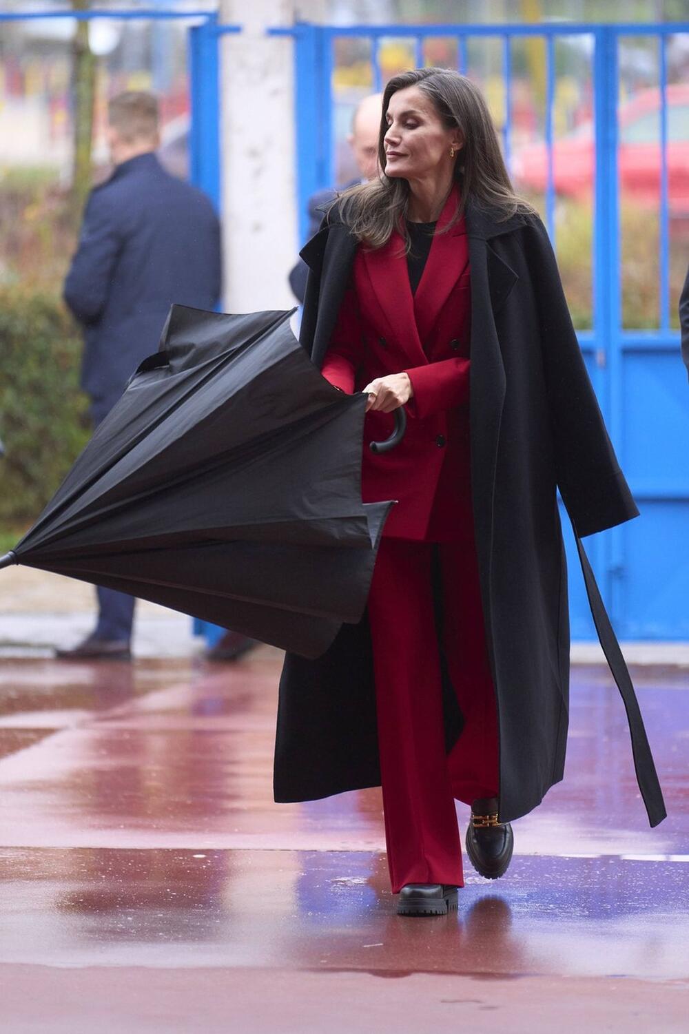 Za ovu priliku odabrala je moćno crveno odelo