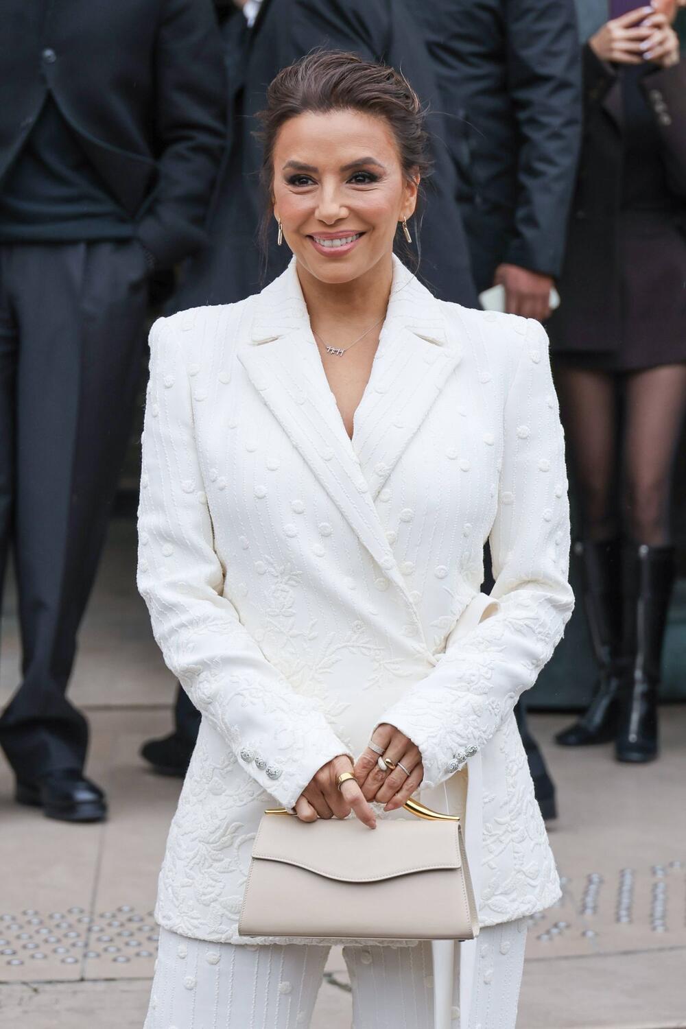 Eva je ceo "look" ukrasila suptilnim nakitom