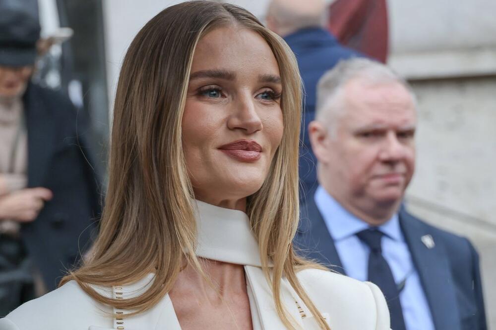 Obe dame opredelile su se za minimalistički zemljani mejkap