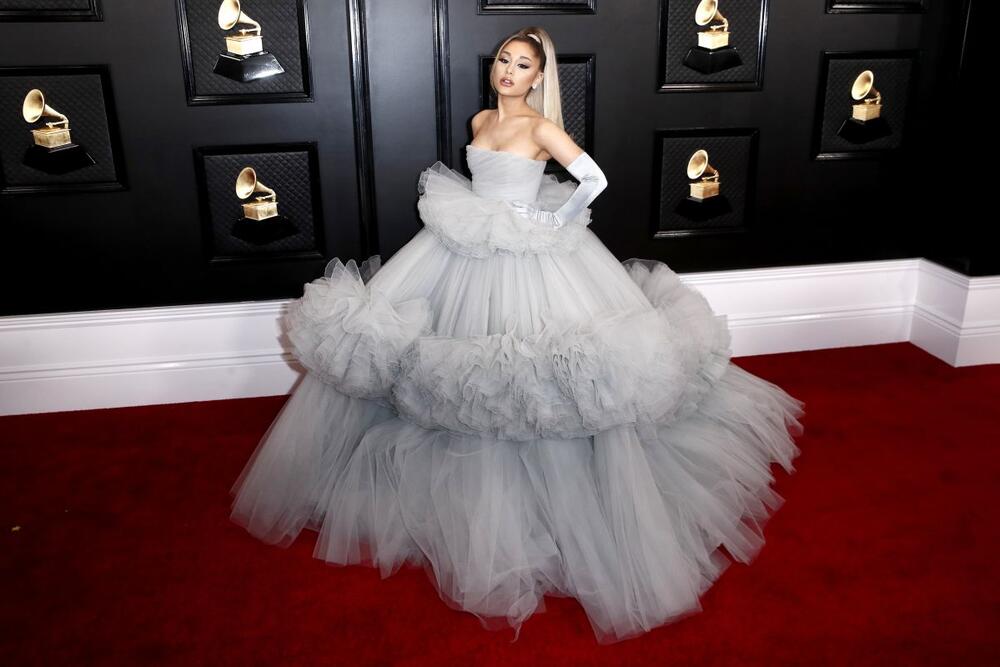 <b> Arijana Grande </b>   – <i>  Giambattista Valli </i>  (2020)