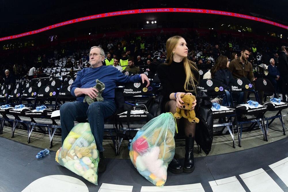Bogdan i Sofija Diklić sa džakovima punim igračaka na meču Partizana