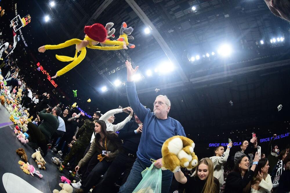 Bogdan Diklić baca igračke na teren na meču Partizana