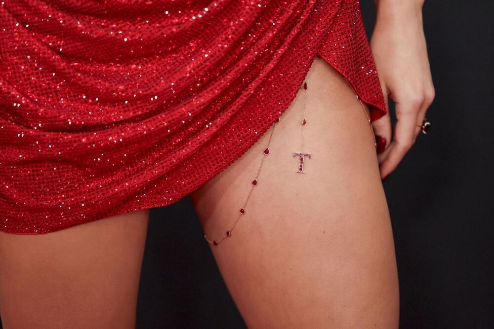 Mnogi se pitaju da li slovo 'T' simbolizuje njenu ljubav prema momku Travisu Kelsiju