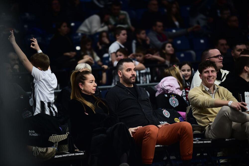 Modno usklađeni majka i sin privukli su svu pažnju prisutnih