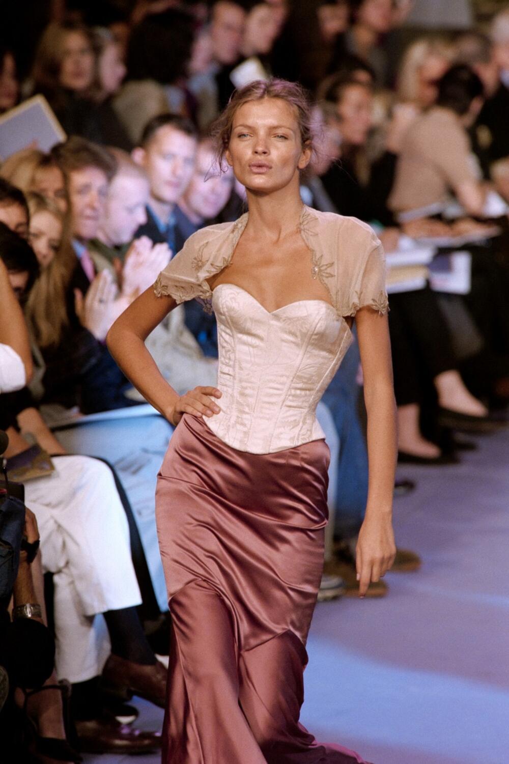 Ester Kanjadas na reviji Stele Mekartni za brend Chloe 1997. godine u korsetu i suknji