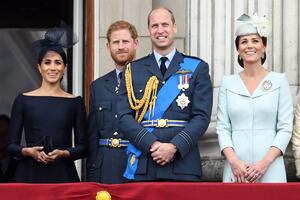 Čik pogodite koga kude! Kejt Midlton i Megan Markl podelile božićne čestitke i jednu su "razapeli" u komentarima