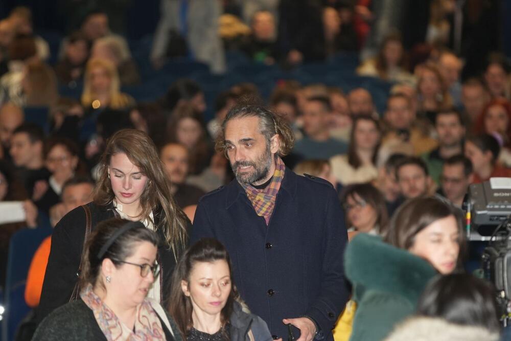 Radivoje Raša Bukvić u društvu misteriozne devojke na koncertu  Slobodana Trkulje i Balkanopolisa u Centru "Sava" u Beogradu, pet godina posle razvoda od Marije Bergam.