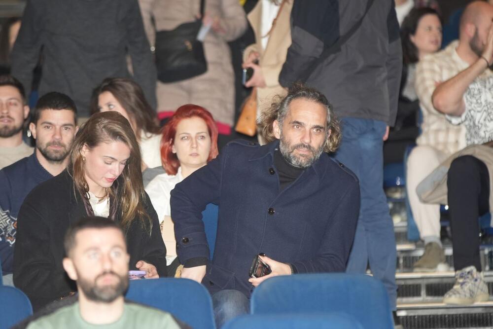 Radivoje Raša Bukvić u društvu misteriozne devojke na koncertu  Slobodana Trkulje i Balkanopolisa u Centru "Sava" u Beogradu, pet godina posle razvoda od Marije Bergam.