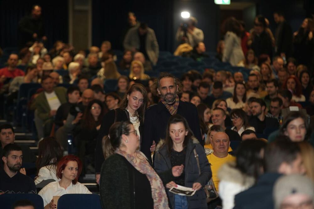 Radivoje Raša Bukvić u društvu misteriozne devojke na koncertu  Slobodana Trkulje i Balkanopolisa u Centru "Sava" u Beogradu, pet godina posle razvoda od Marije Bergam.