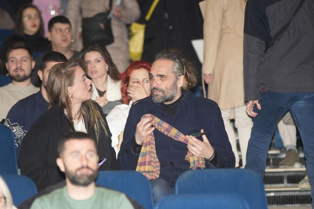 Radivoje Raša Bukvić u društvu misteriozne devojke na koncertu  Slobodana Trkulje i Balkanopolisa u Centru "Sava" u Beogradu, pet godina posle razvoda od Marije Bergam.