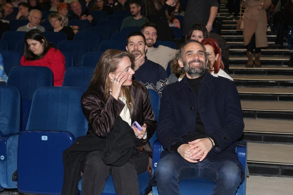 Radivoje Raša Bukvić u društvu misteriozne devojke na koncertu  Slobodana Trkulje i Balkanopolisa u Centru "Sava" u Beogradu, pet godina posle razvoda od Marije Bergam.