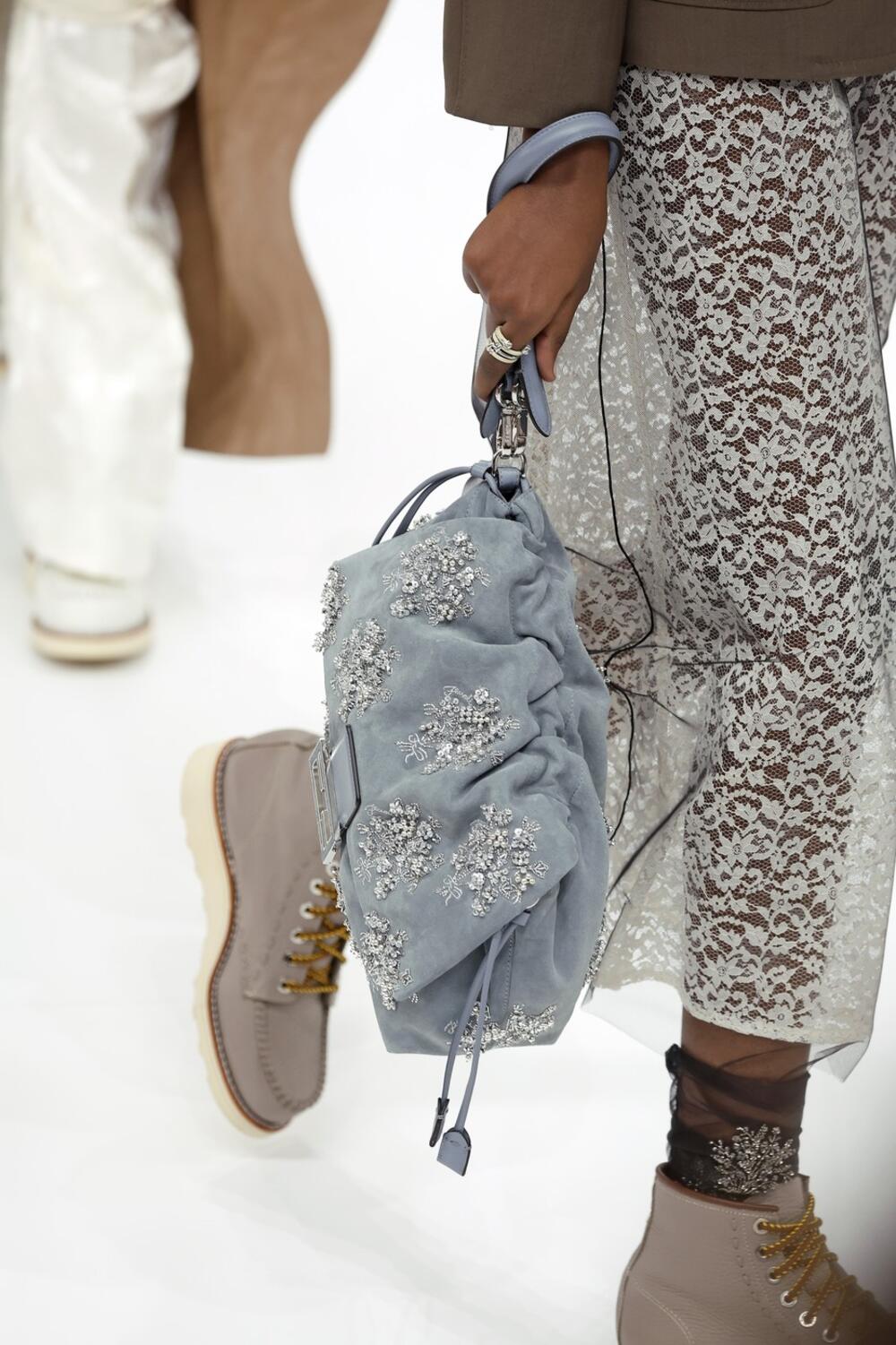 Svetloplava Fendi torba