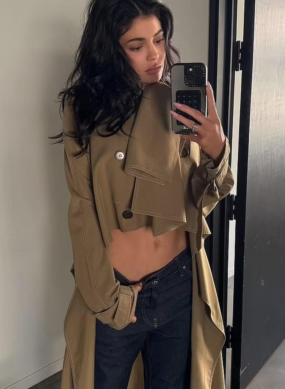 Kajli Džener u neobičnom Burberry trenč mantilu za prelaznu sezonu