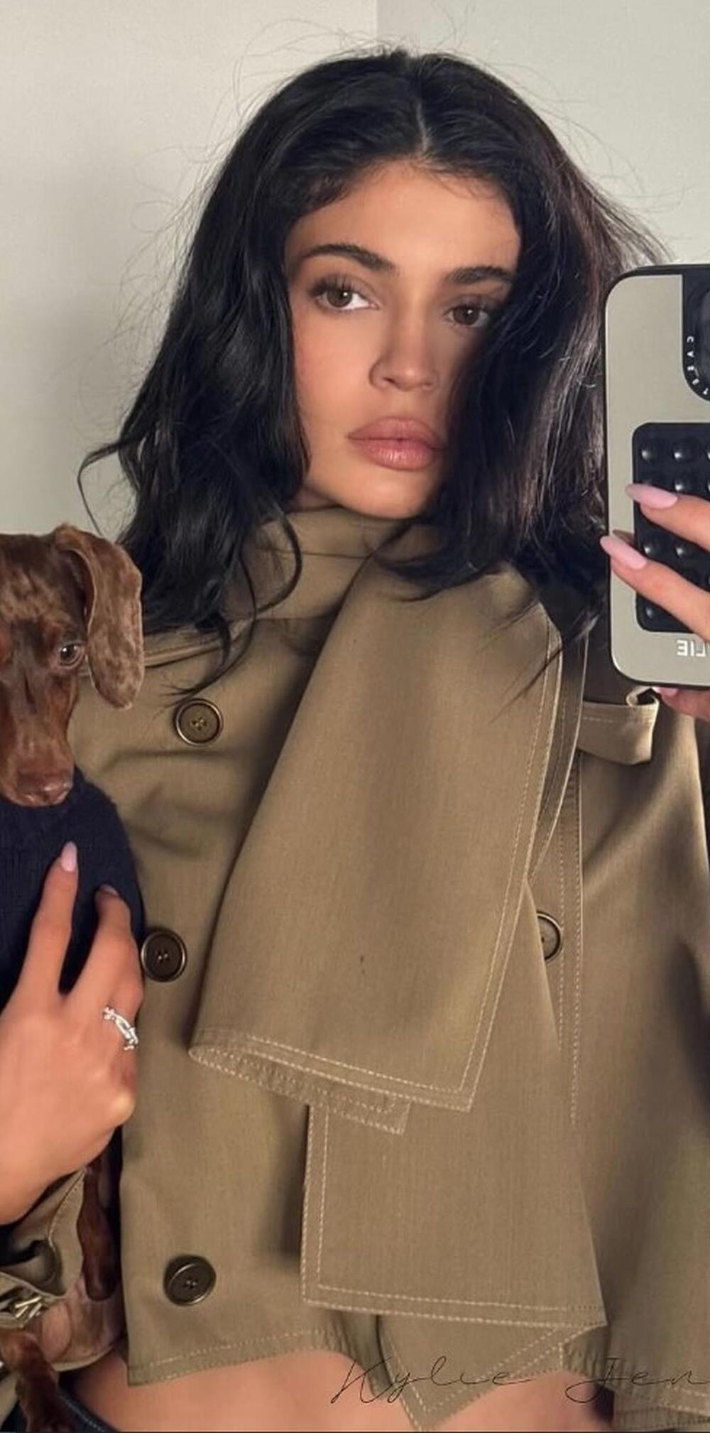 Kajli Džener u neobičnom Burberry trenč mantilu za prelaznu sezonu