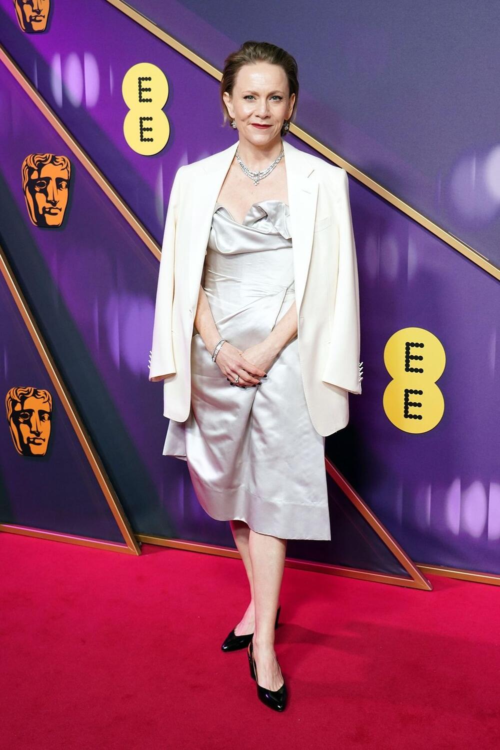 Haljina Ane Higs zaista pomalo podseća na neuredno presavijenu salvetu