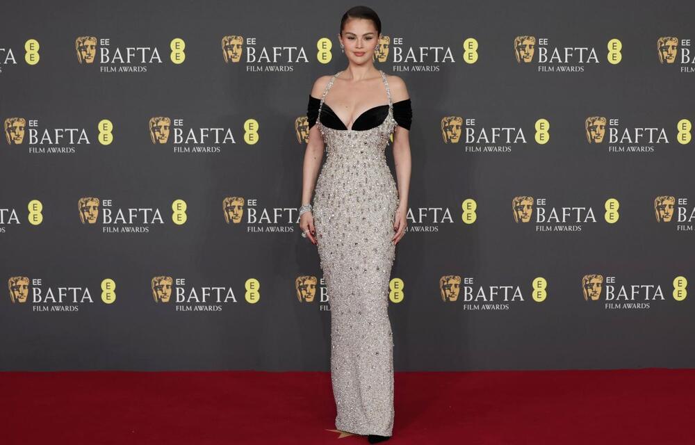 Selena Gomez u Schiaparelli haljini na dodeli BAFTA nagrada u Londonu