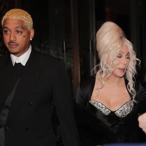 Na pragu 9. decenije spremna da prizna! Šer iskreno govorila o mržnji prema starenju i vezi sa 40 godina mlađim dečkom