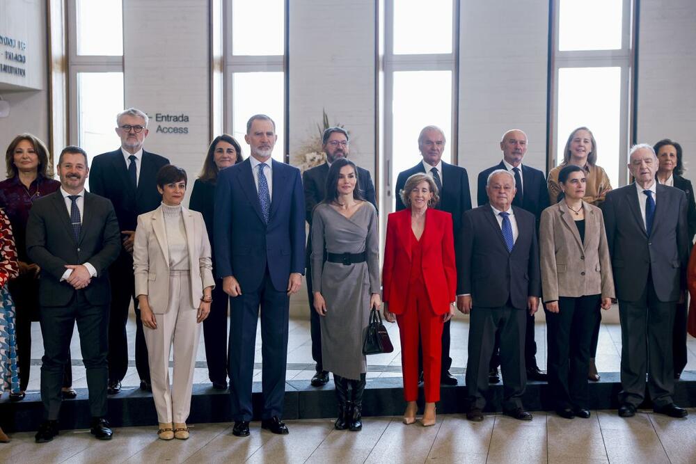 Kraljica Leticija od Španije u sivoj midi-haljini na preklop