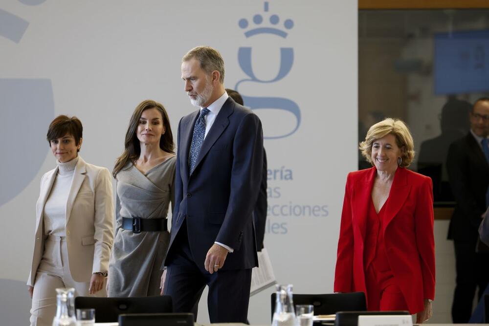 Kraljica Leticija od Španije u sivoj midi-haljini na preklop