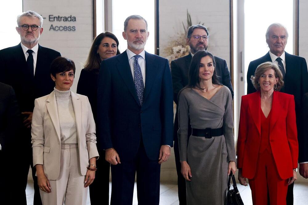 Kraljica Leticija od Španije u haljini na preklop midi-dužine