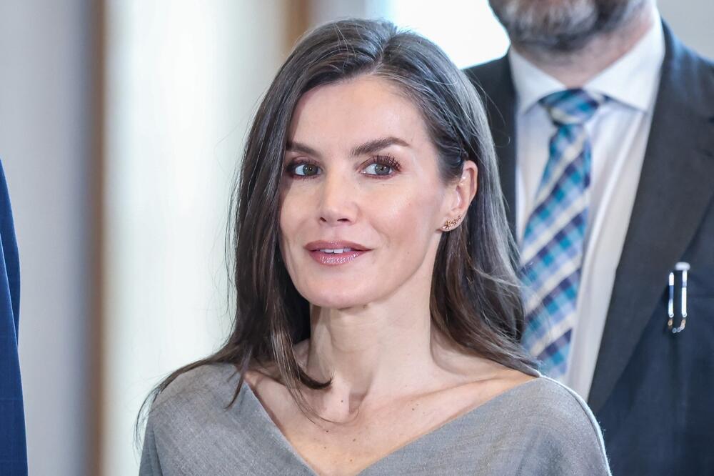 Kraljica Leticija od Španije u šik sivoj haljini