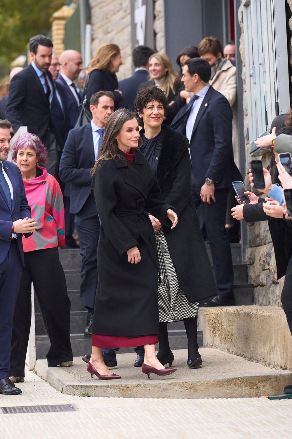 Sve je upotpunila prefinjenim crnim kaputom