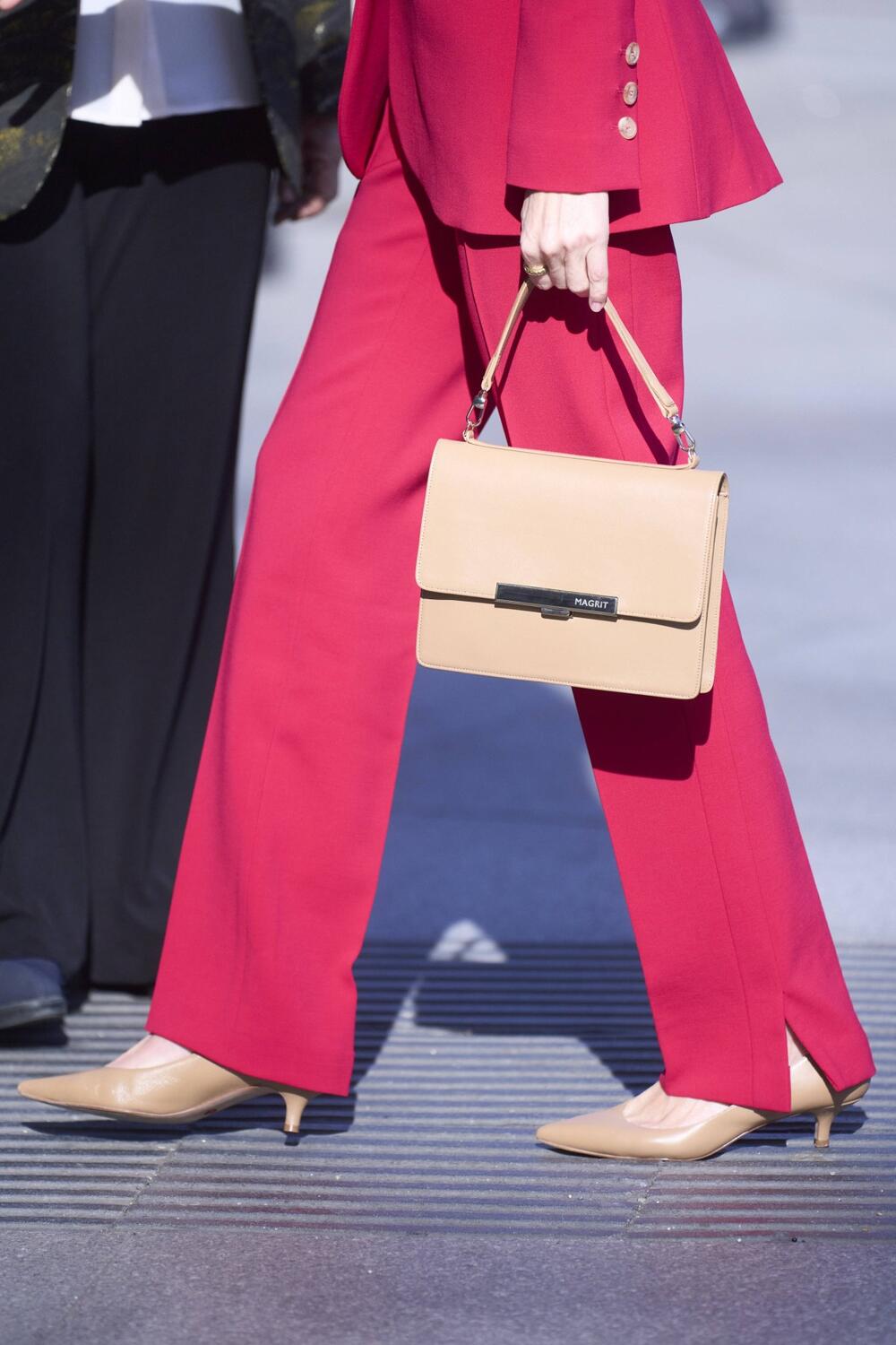 LETICIJA OPČINILA ODELOM I DETALJIMA 