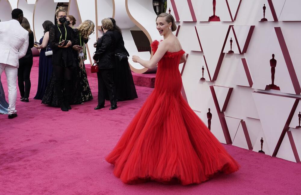 Čuvena crvena haljina Amande Sejfrid je u obliku cveta hibiskusa okrenutog naopačke