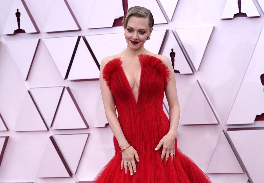 Amanda Sejfrid u crvenoj Armani haljini na 93. dodeli Oskara