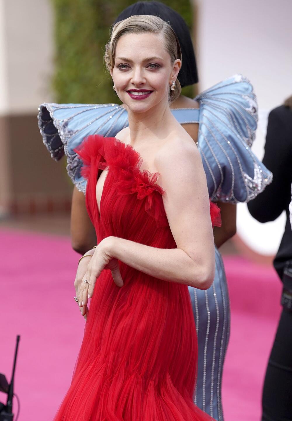 Amanda Sejfrid u crvenoj Armani haljini na 93. dodeli Oskara