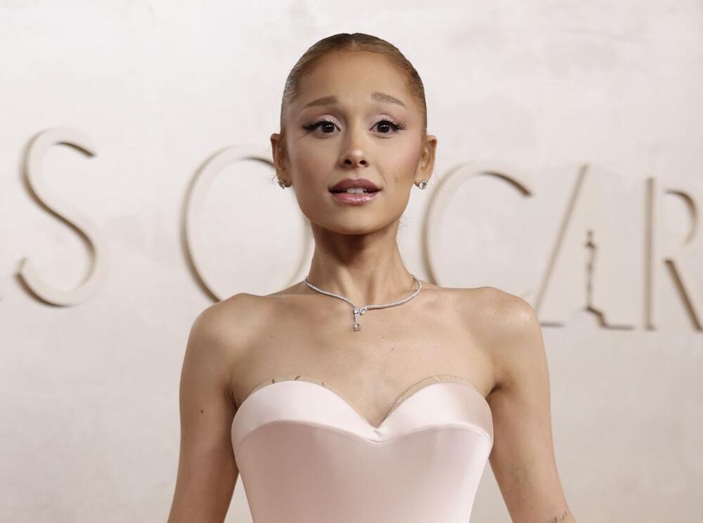 Arijana Grande u Schiaparelli haljini  na 97. dodeli Oskara