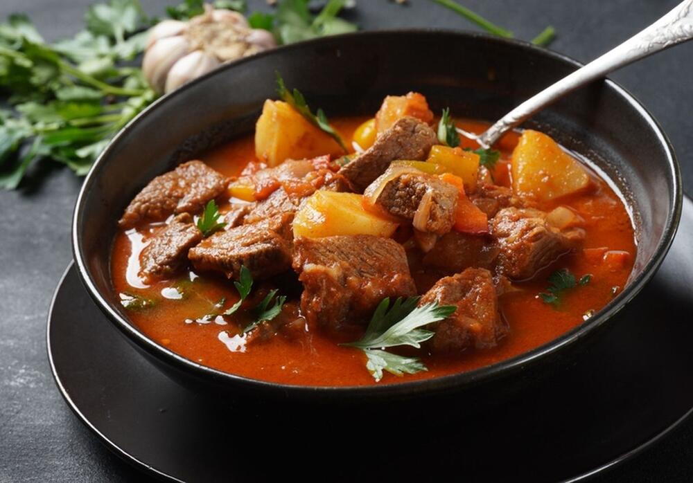 Posna govedina u gulašu je odlična ideja za ručak ako želite da se zasitite na zdrav način i pomognete svojoj koži da ostane zdrava i sjajna