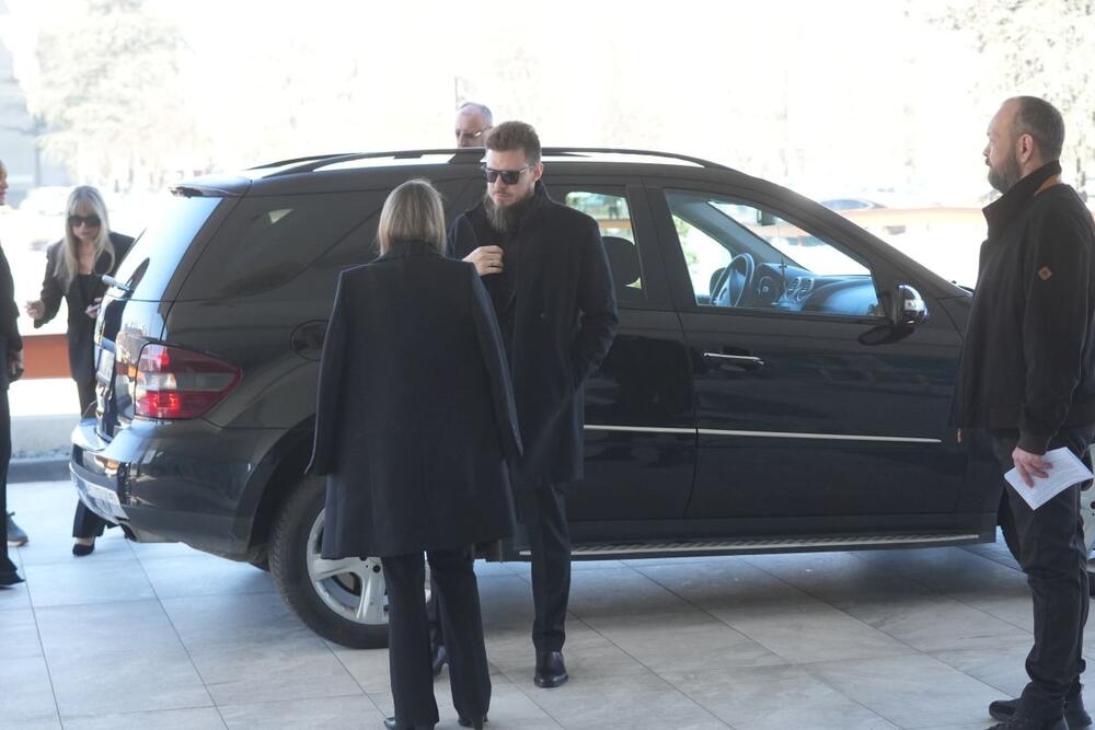 <p>Prvog marta javnost je pogodila vest o smrti jednog od najuticajnijih ljudi u muzičkoj istoriji Balkana. Danas se održava komemoracija u njegovu čast, nakon čega sledi sahrana.</p>