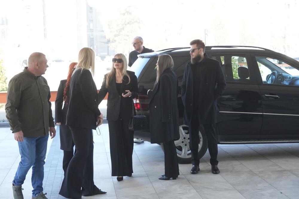 <p>Prvog marta javnost je pogodila vest o smrti jednog od najuticajnijih ljudi u muzičkoj istoriji Balkana. Danas se održava komemoracija u njegovu čast, nakon čega sledi sahrana.</p>