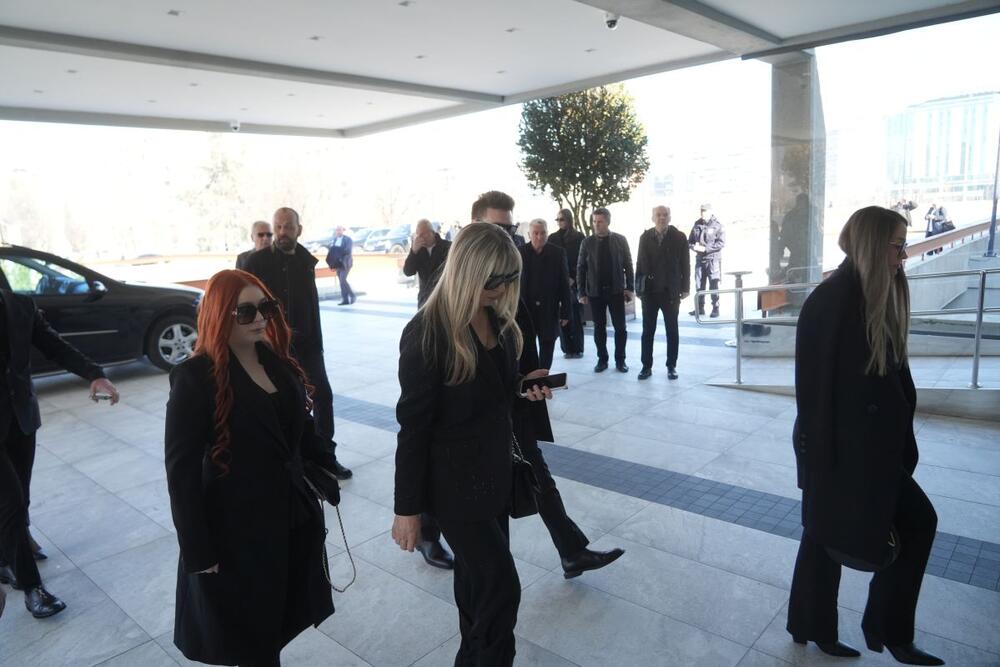 <p>Prvog marta javnost je pogodila vest o smrti jednog od najuticajnijih ljudi u muzičkoj istoriji Balkana. Danas se održava komemoracija u njegovu čast, nakon čega sledi sahrana.</p>