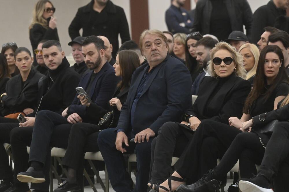 <p>Prvog marta javnost je pogodila vest o smrti jednog od najuticajnijih ljudi u muzičkoj istoriji Balkana. Danas se održava komemoracija u njegovu čast, nakon čega sledi sahrana.</p>