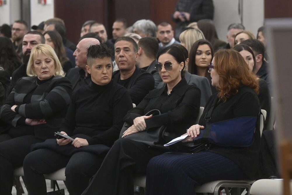 <p>Prvog marta javnost je pogodila vest o smrti jednog od najuticajnijih ljudi u muzičkoj istoriji Balkana. Danas se održava komemoracija u njegovu čast, nakon čega sledi sahrana.</p>